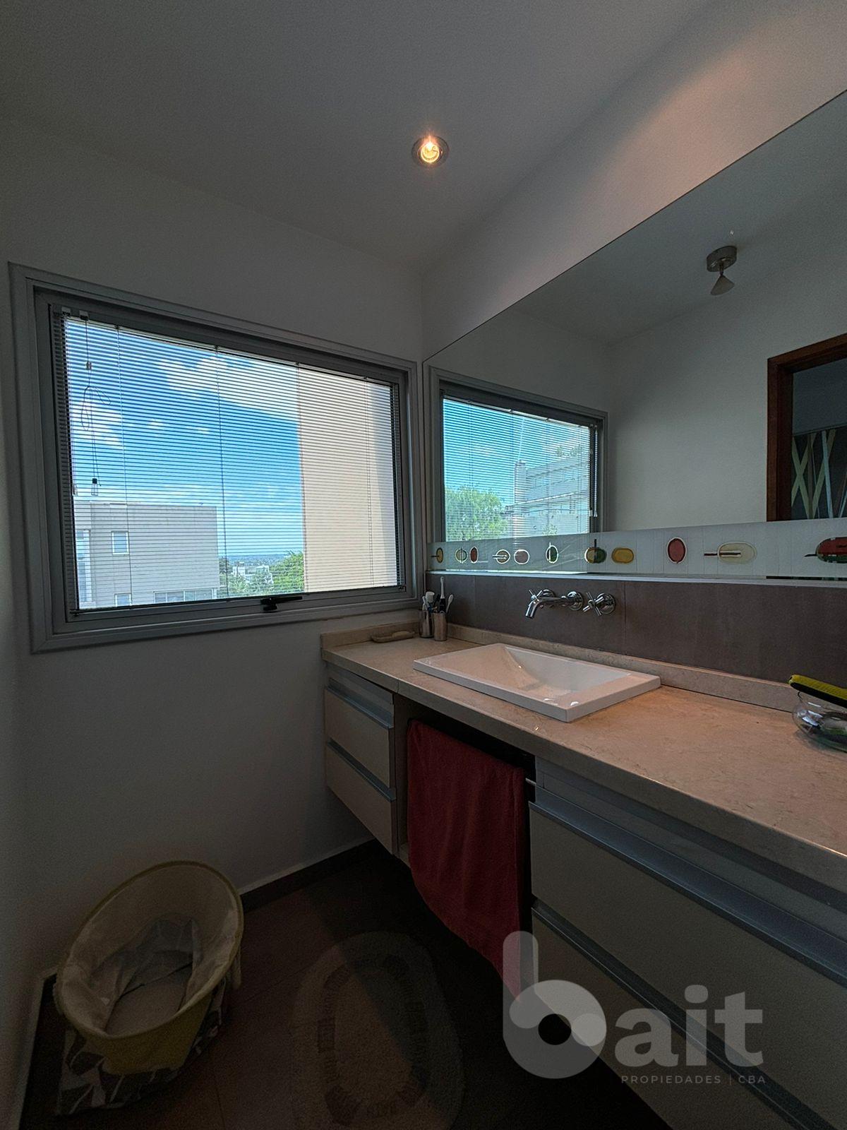 Venta de casa en La Rufina, 4 dormitorios y escritorio con vista y patio plano