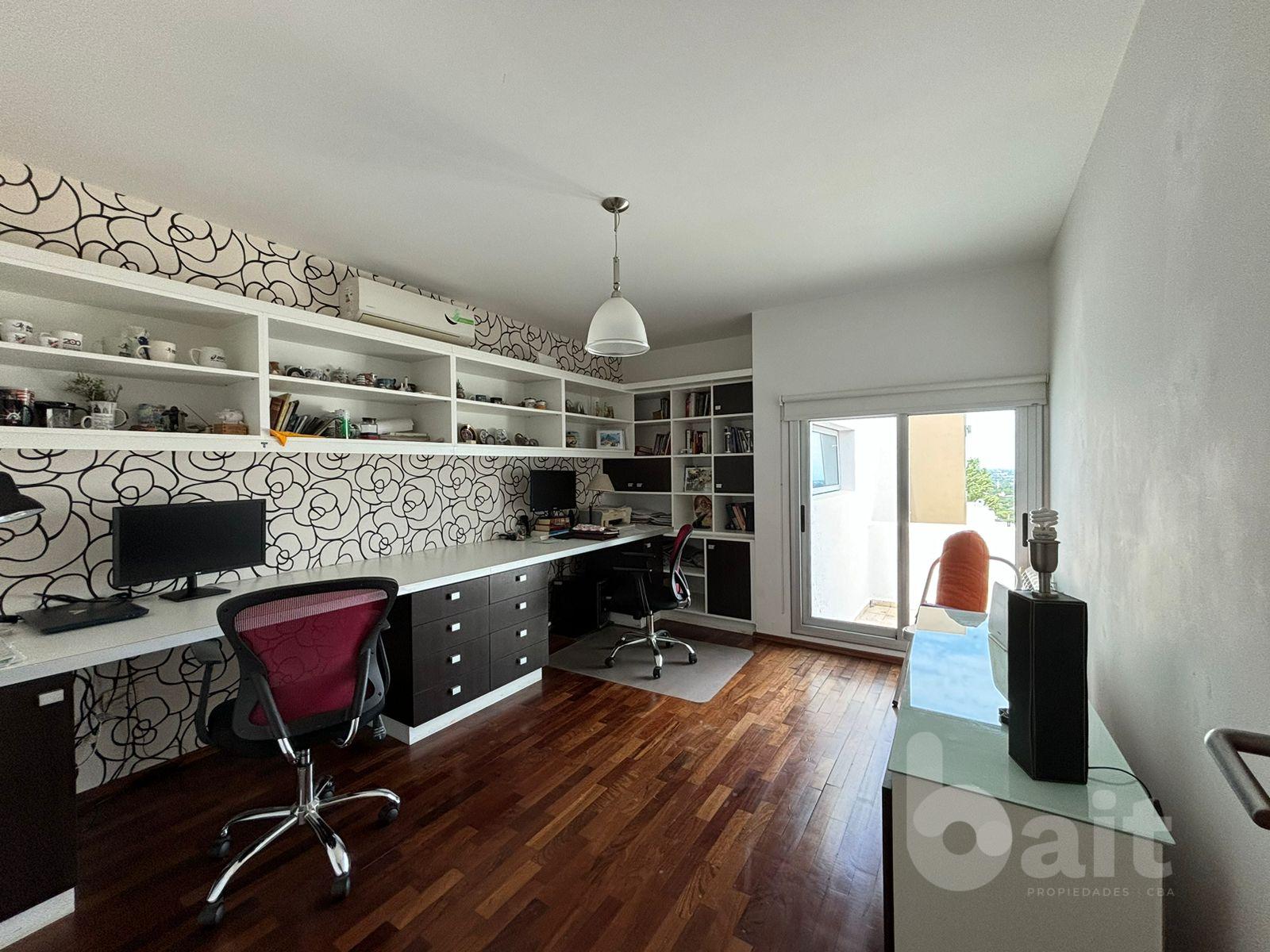 Venta de casa en La Rufina, 4 dormitorios y escritorio con vista y patio plano