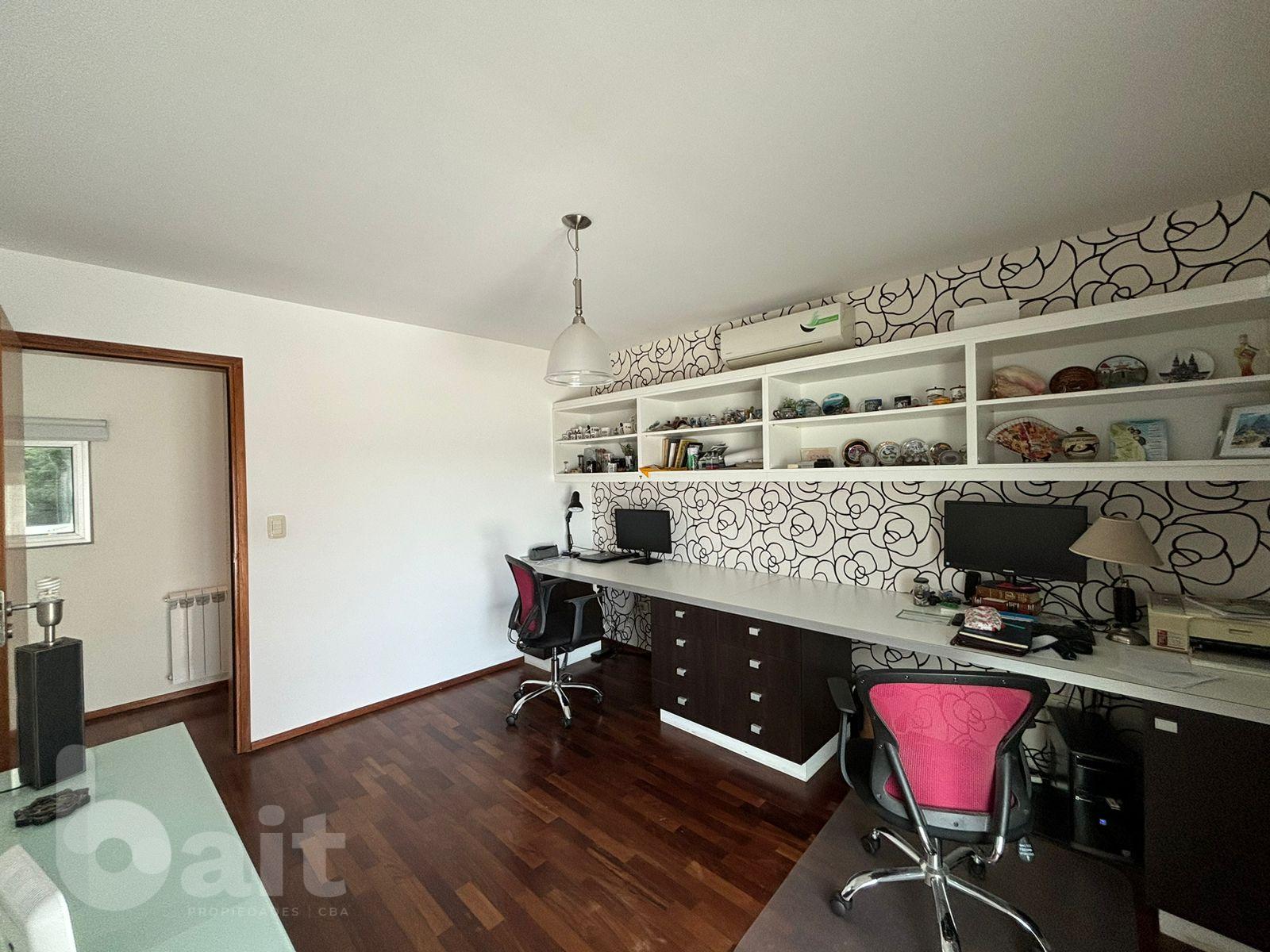 Venta de casa en La Rufina, 4 dormitorios y escritorio con vista y patio plano