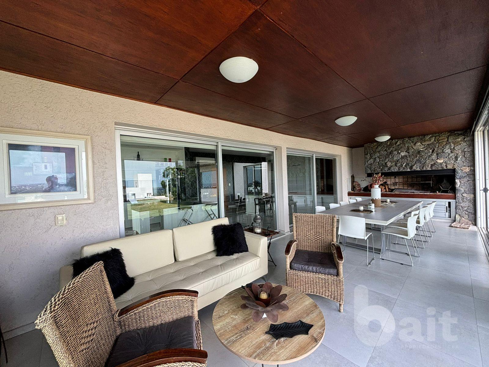 Venta de casa en La Rufina, 4 dormitorios y escritorio con vista y patio plano