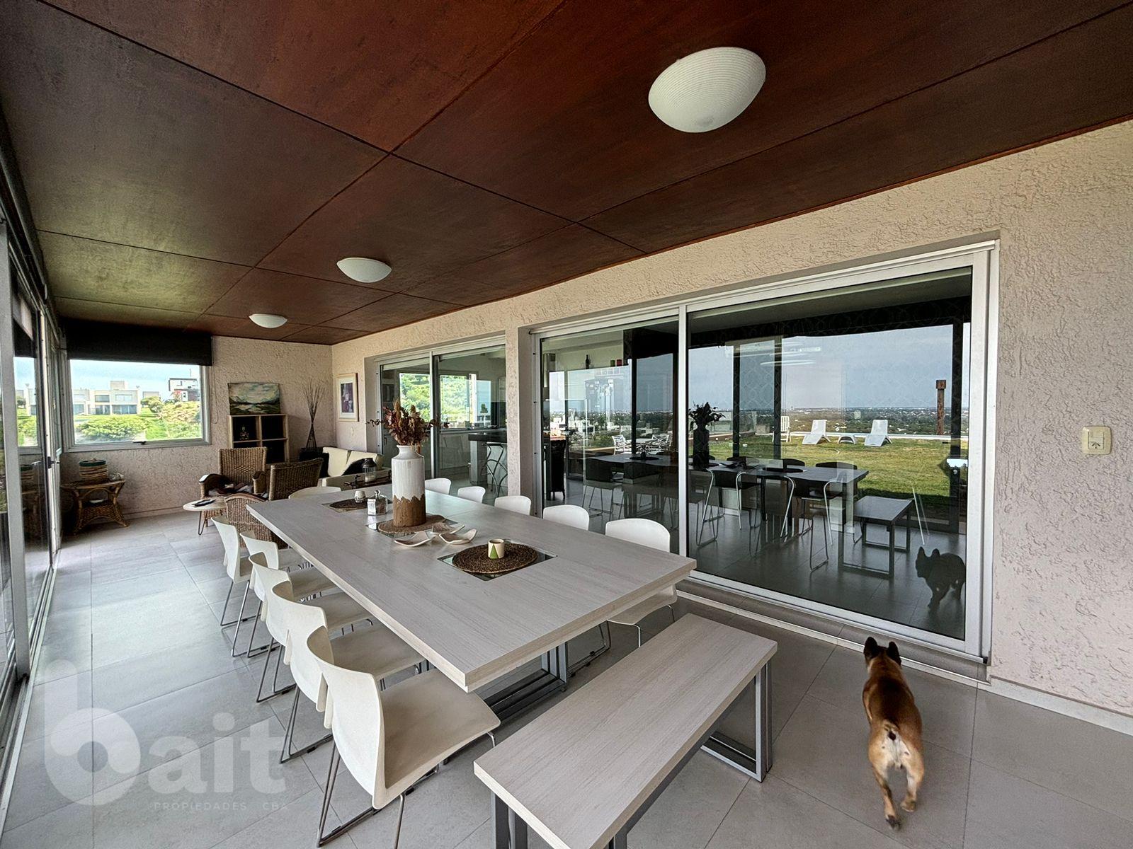 Venta de casa en La Rufina, 4 dormitorios y escritorio con vista y patio plano