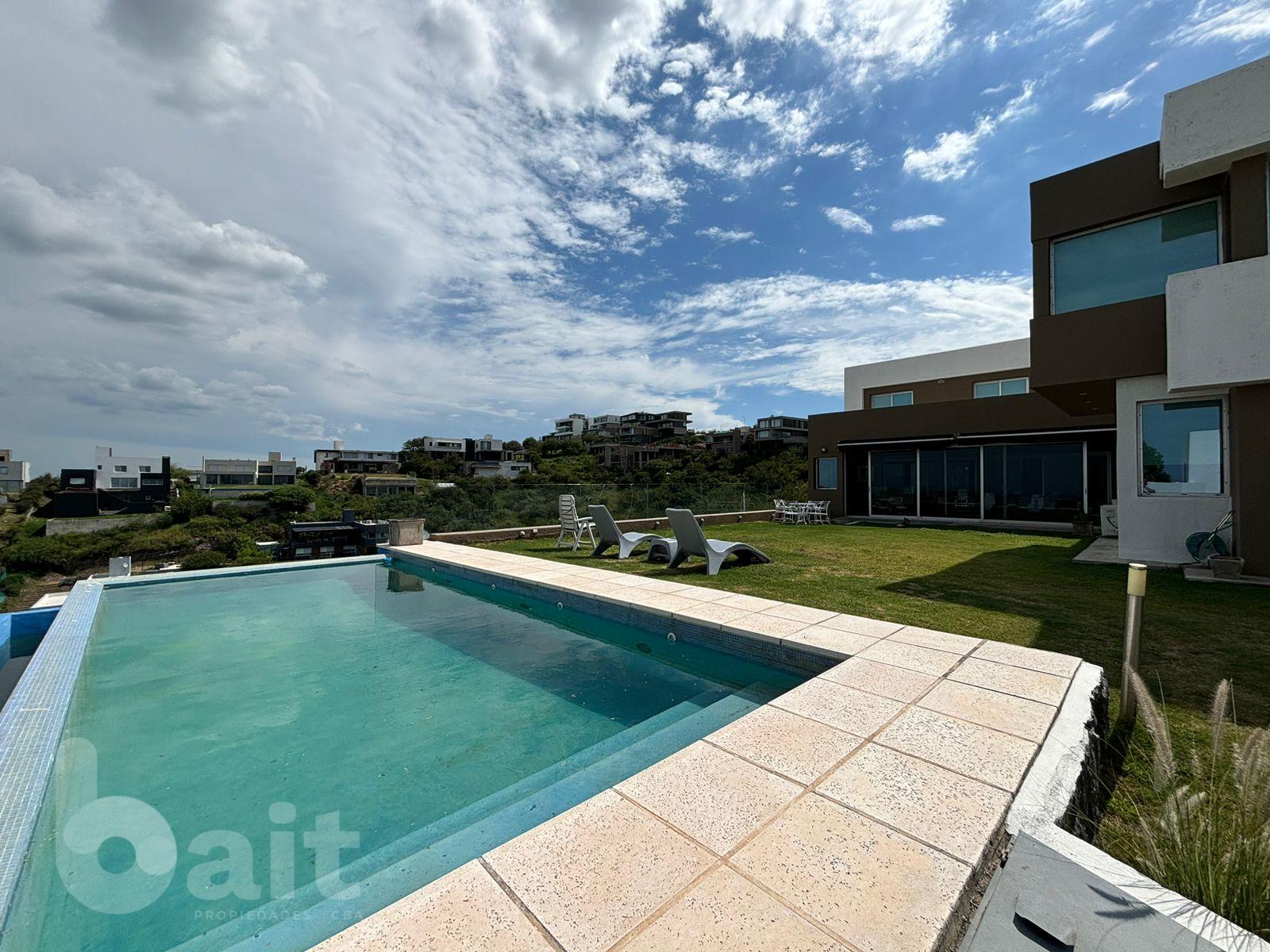 Venta de casa en La Rufina, 4 dormitorios y escritorio con vista y patio plano