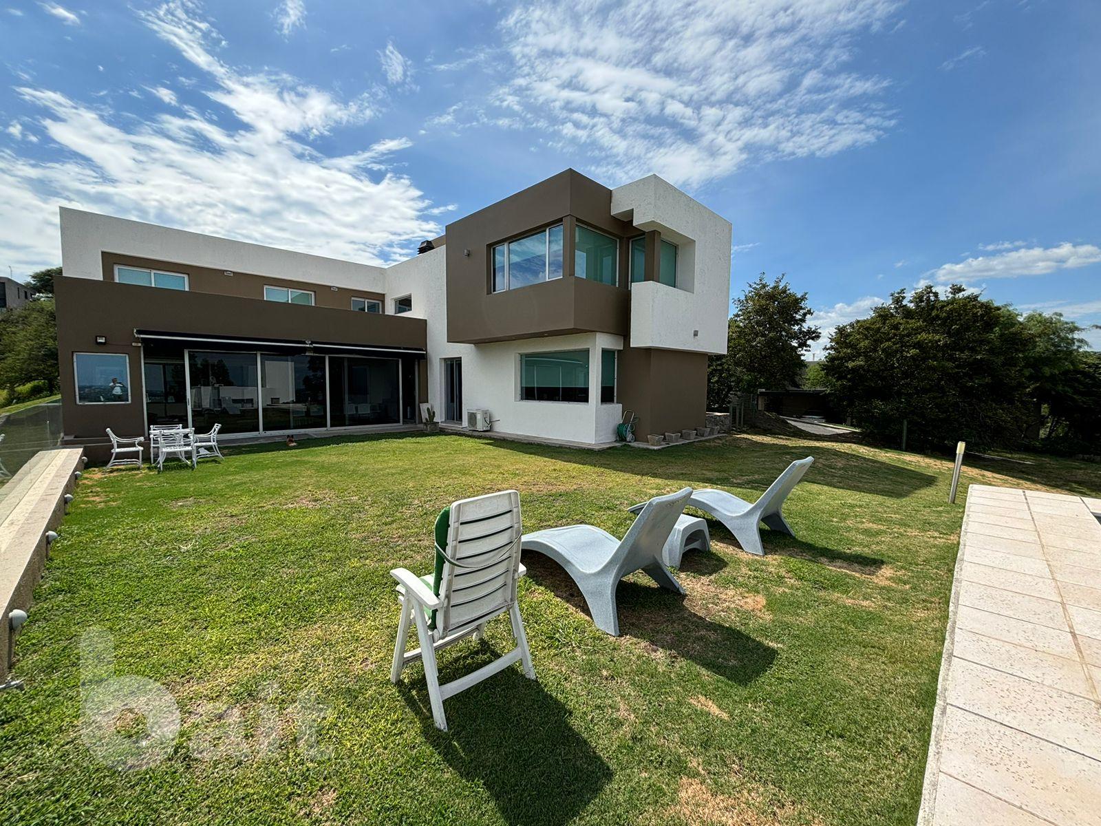 Venta de casa en La Rufina, 4 dormitorios y escritorio con vista y patio plano