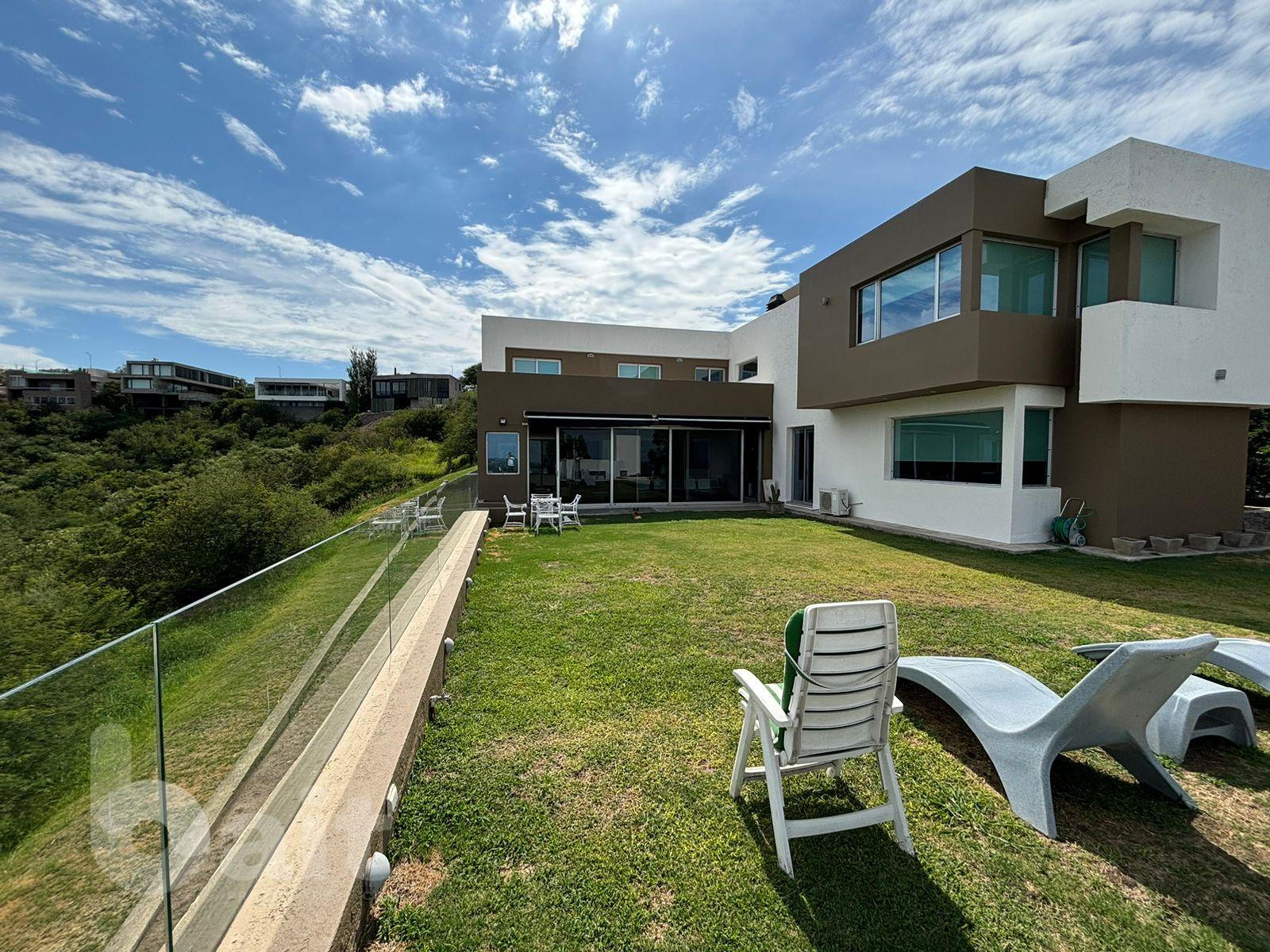 Venta de casa en La Rufina, 4 dormitorios y escritorio con vista y patio plano