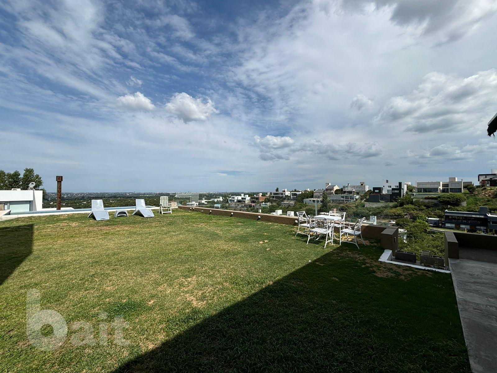 Venta de casa en La Rufina, 4 dormitorios y escritorio con vista y patio plano