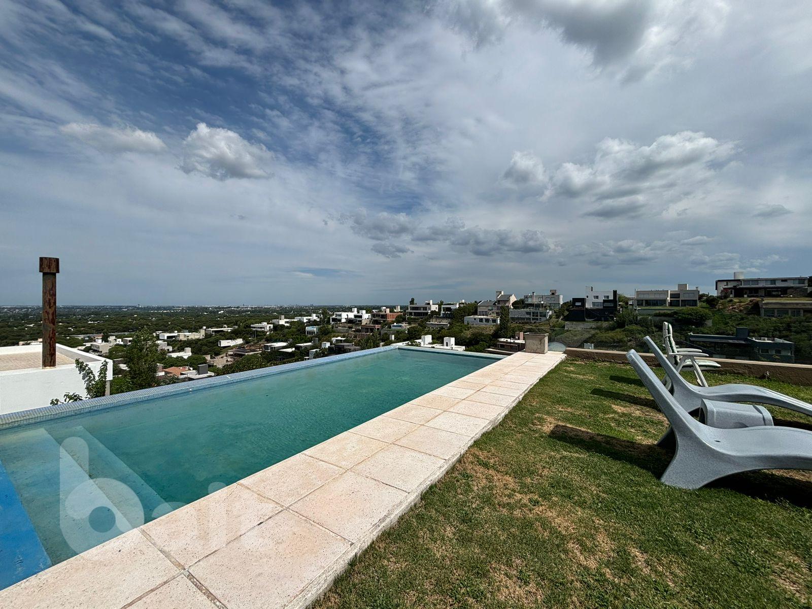 Venta de casa en La Rufina, 4 dormitorios y escritorio con vista y patio plano