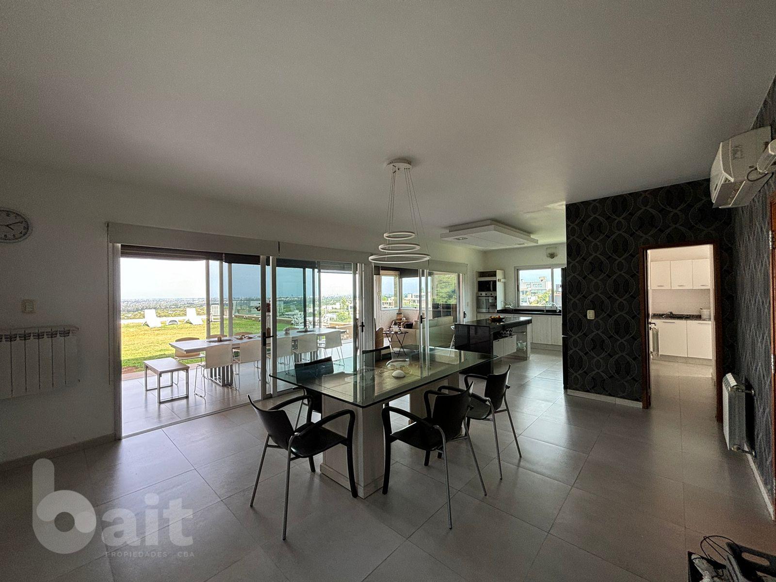 Venta de casa en La Rufina, 4 dormitorios y escritorio con vista y patio plano