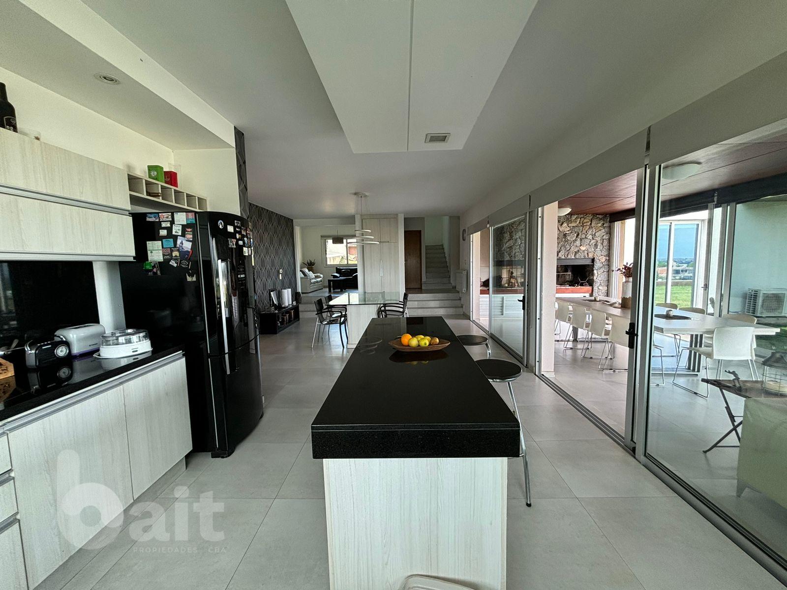 Venta de casa en La Rufina, 4 dormitorios y escritorio con vista y patio plano