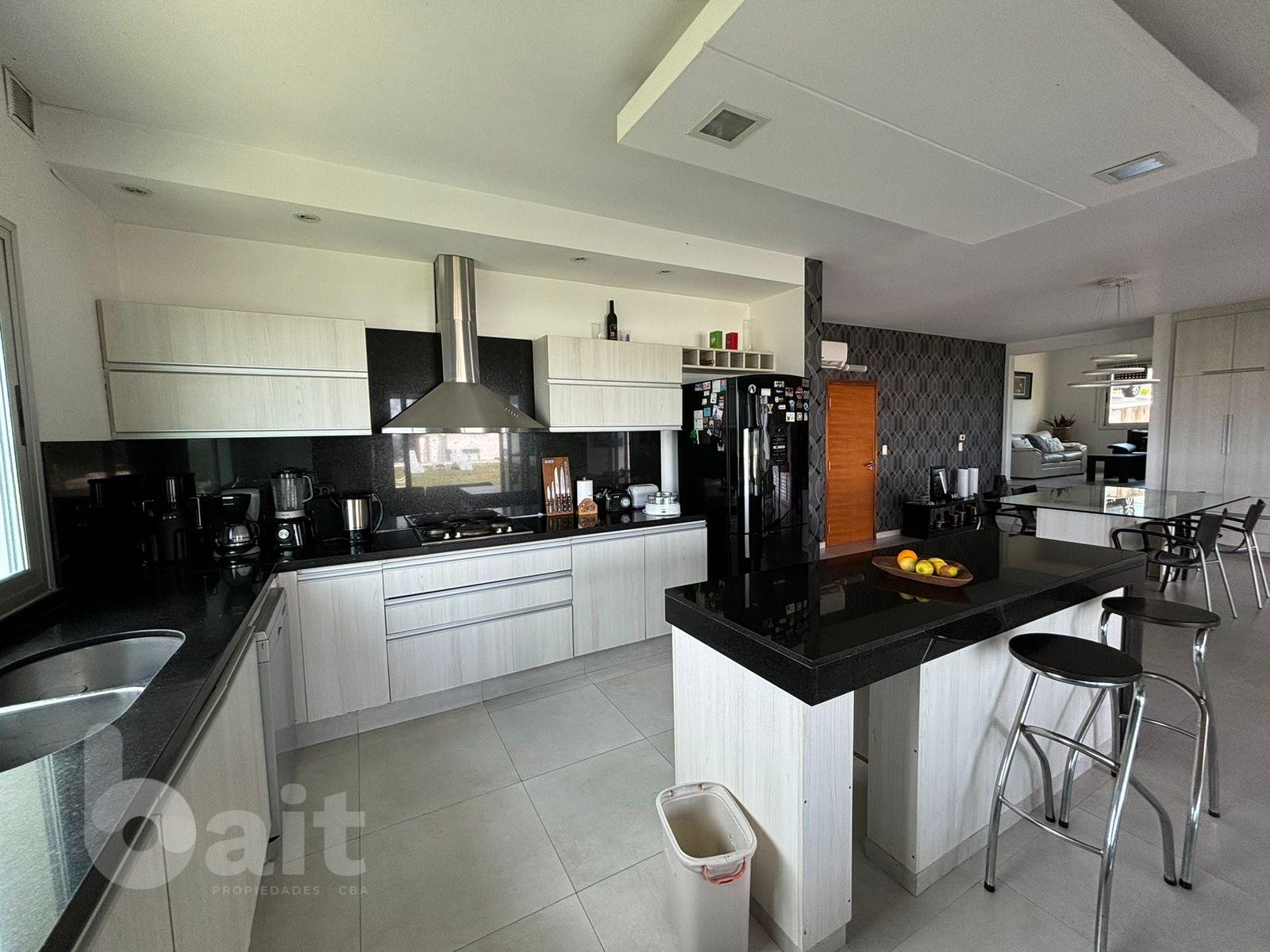 Venta de casa en La Rufina, 4 dormitorios y escritorio con vista y patio plano