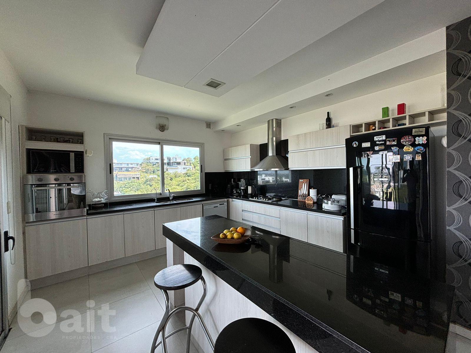 Venta de casa en La Rufina, 4 dormitorios y escritorio con vista y patio plano