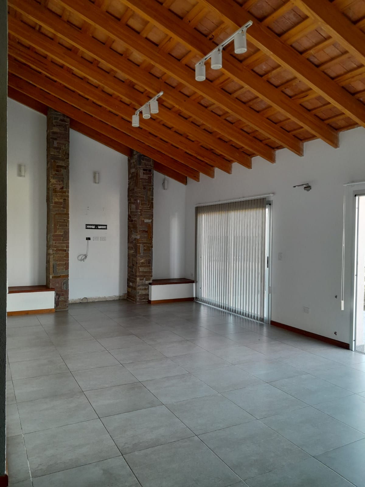 SE ALQUILA CASA DE 2 DORMITORIOS EN TERRAZAS DE LA ESTANZUELA - LA CALERA