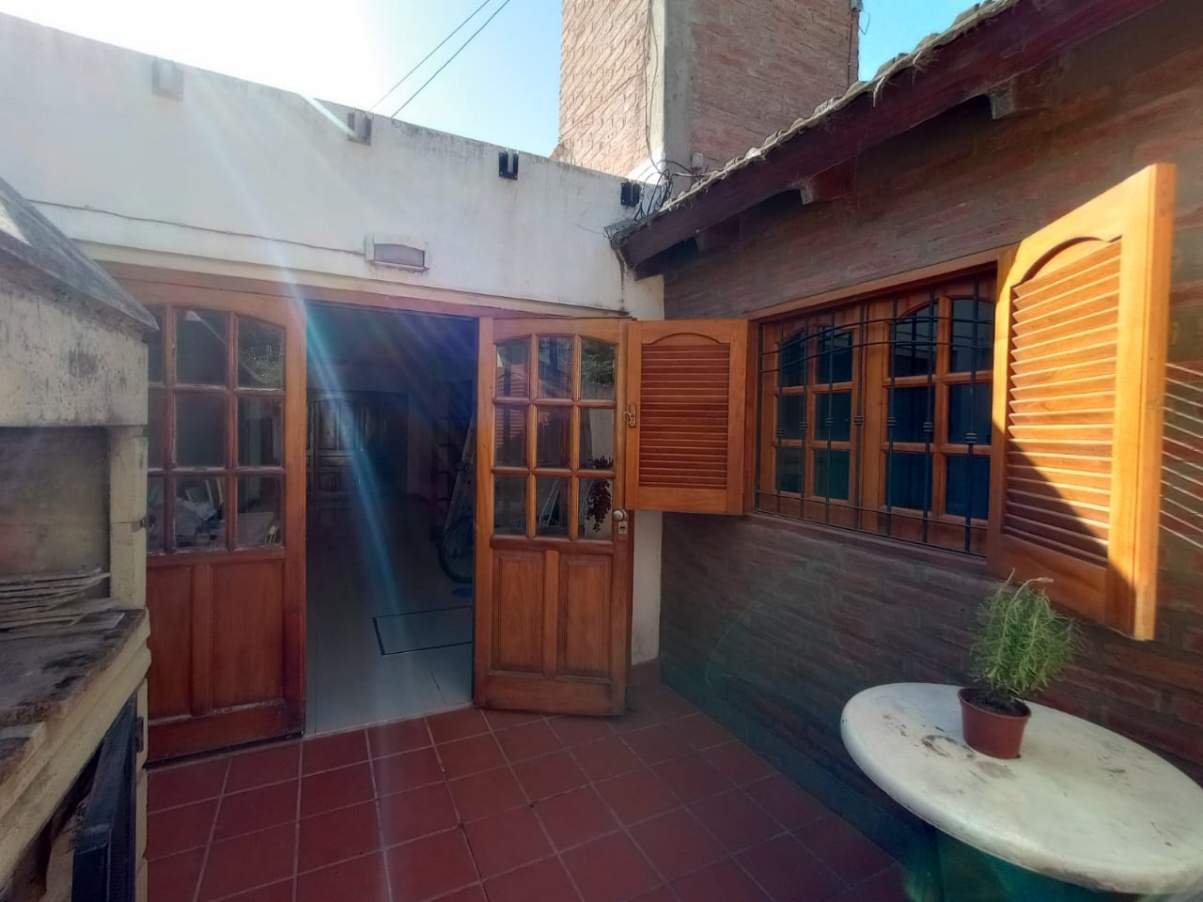 SE VENDE O PERMUTA CASA DE TRES DORMITORIOS B AJEPROC-( FENIX-) RIO CUARTO