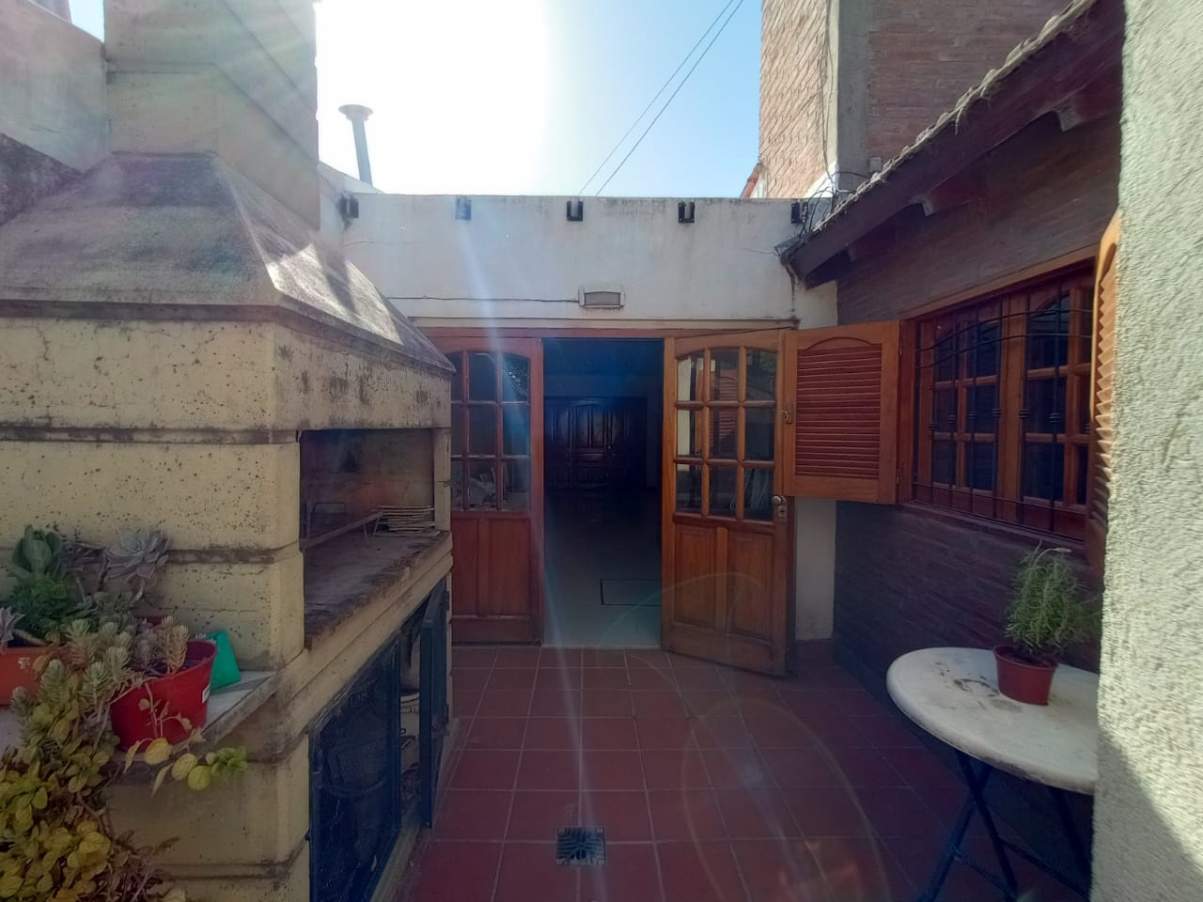 SE VENDE O PERMUTA CASA DE TRES DORMITORIOS B AJEPROC-( FENIX-) RIO CUARTO