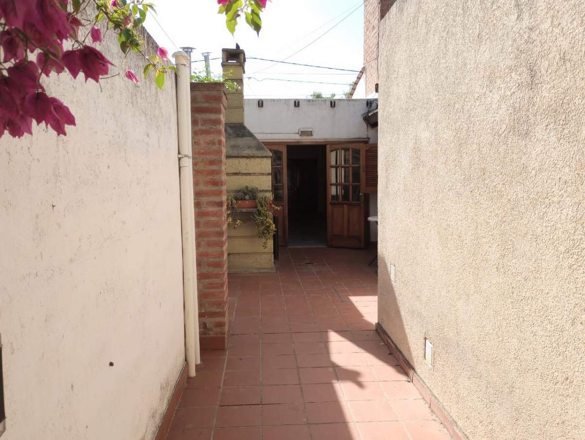 SE VENDE O PERMUTA CASA DE TRES DORMITORIOS B AJEPROC-( FENIX-) RIO CUARTO