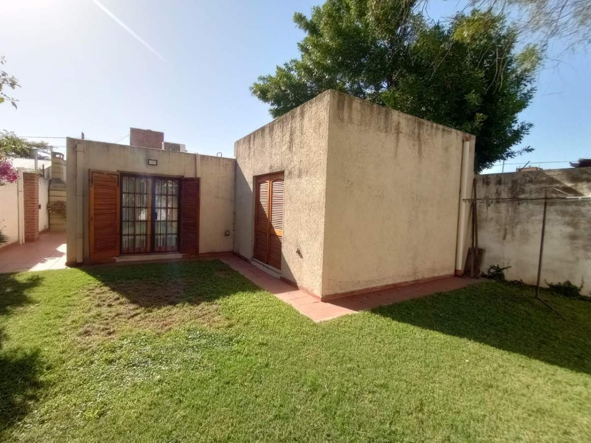 SE VENDE O PERMUTA CASA DE TRES DORMITORIOS B AJEPROC-( FENIX-) RIO CUARTO
