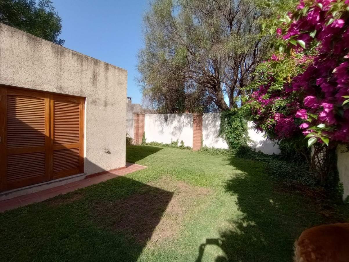 SE VENDE O PERMUTA CASA DE TRES DORMITORIOS B AJEPROC-( FENIX-) RIO CUARTO
