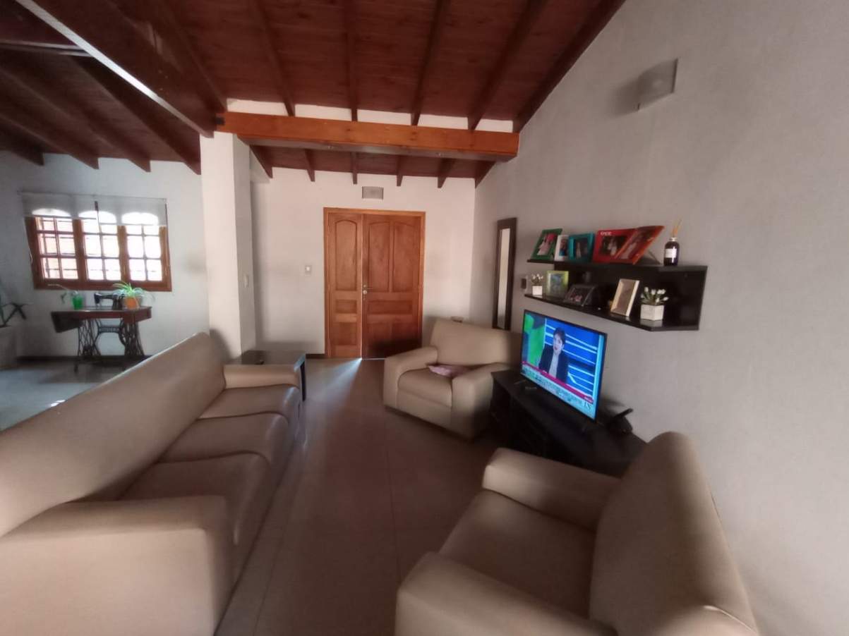 SE VENDE O PERMUTA CASA DE TRES DORMITORIOS B AJEPROC-( FENIX-) RIO CUARTO