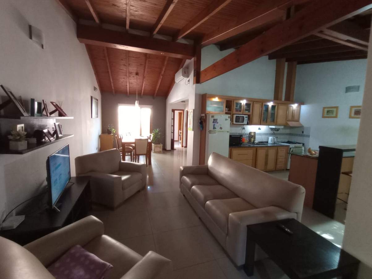 SE VENDE O PERMUTA CASA DE TRES DORMITORIOS B AJEPROC-( FENIX-) RIO CUARTO