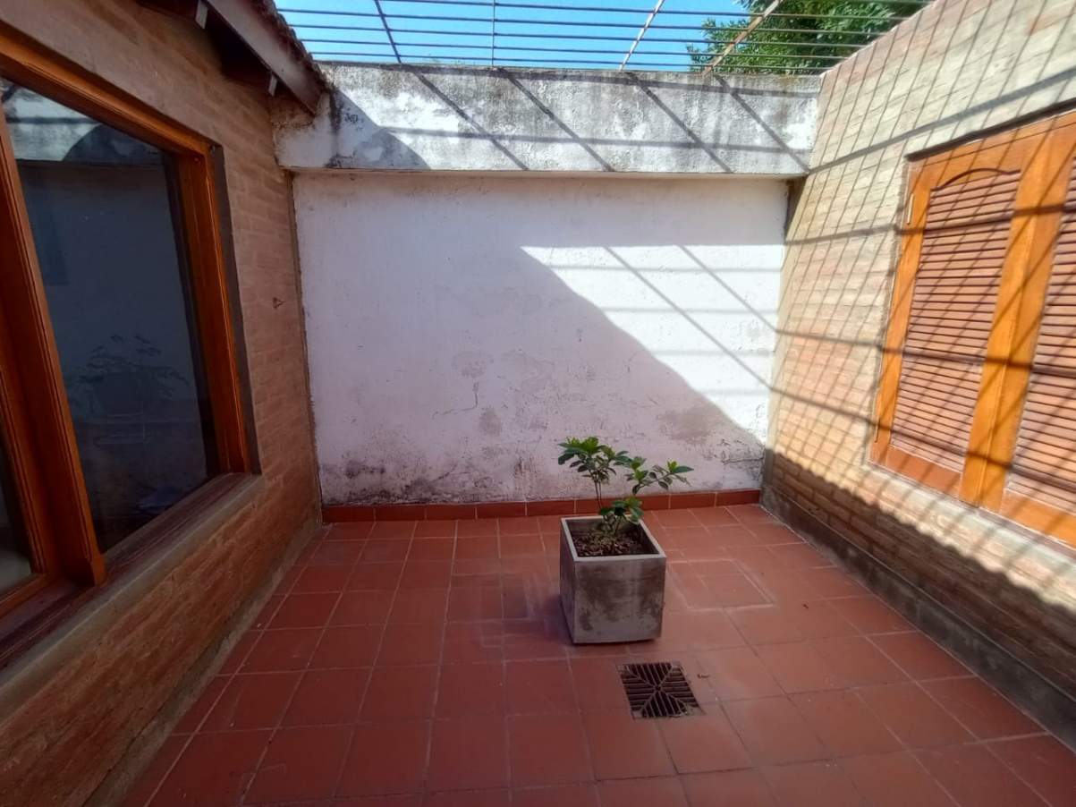 SE VENDE O PERMUTA CASA DE TRES DORMITORIOS B AJEPROC-( FENIX-) RIO CUARTO