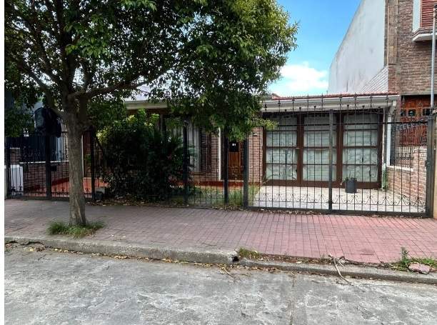 Vendo casa 3 dorm. c cochera. B San Francisco.