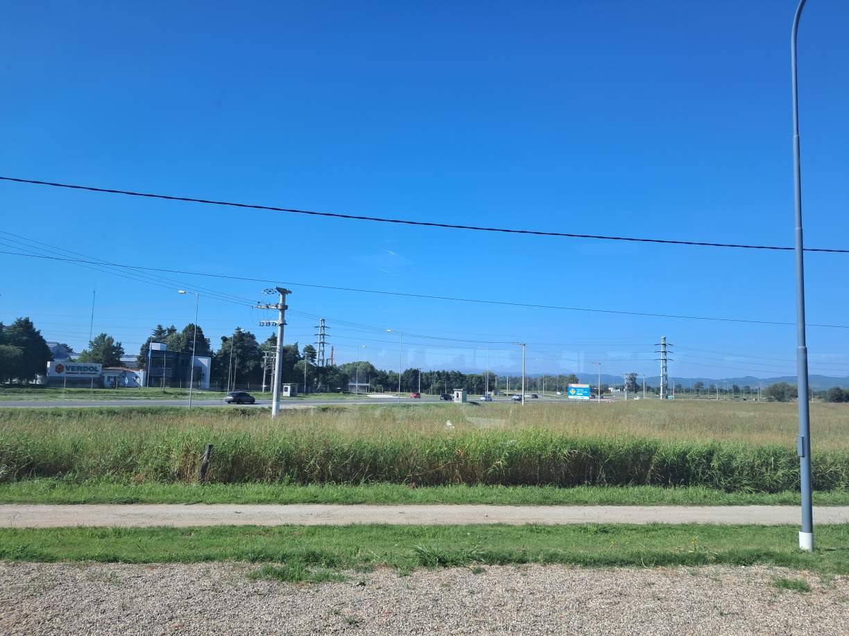 GRAN LOTE , UBIC ESTRATÉGICA, POTENCIAL COMERCIAL !!!