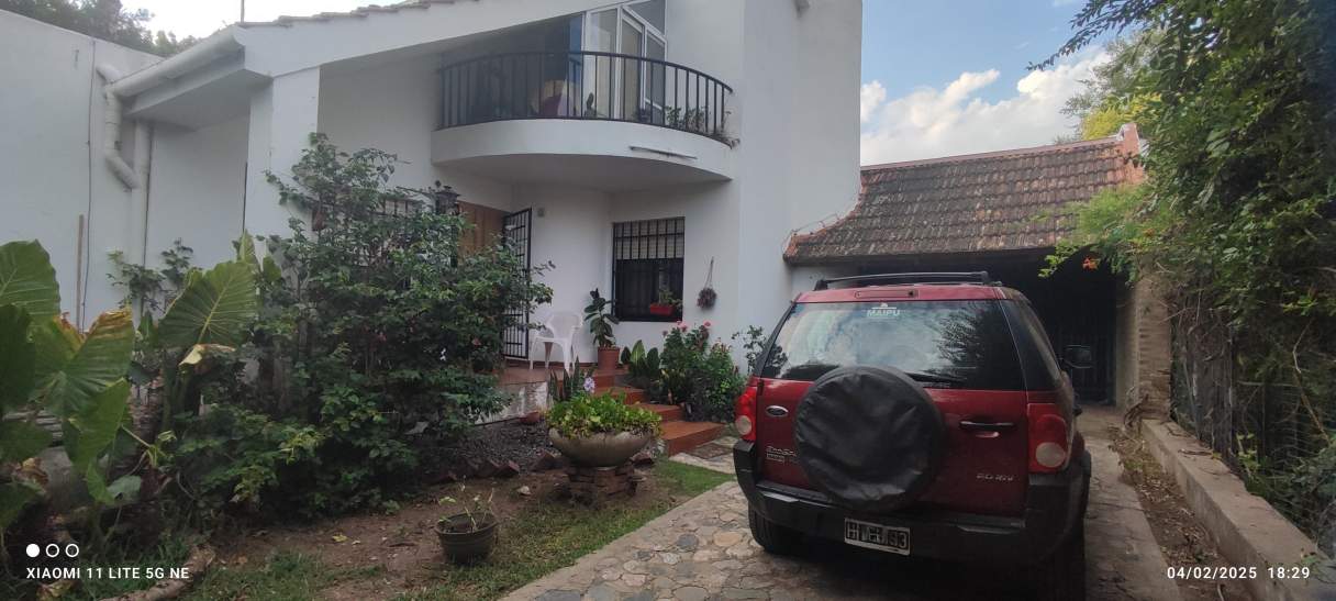 Casa en Quintas de Arguello con Pileta, Quincho y Cochera para 4 autos! (EXCEPCIONAL)