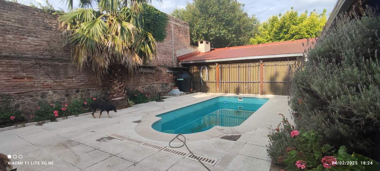 Casa en Quintas de Arguello con Pileta, Quincho y Cochera para 4 autos! (EXCEPCIONAL)