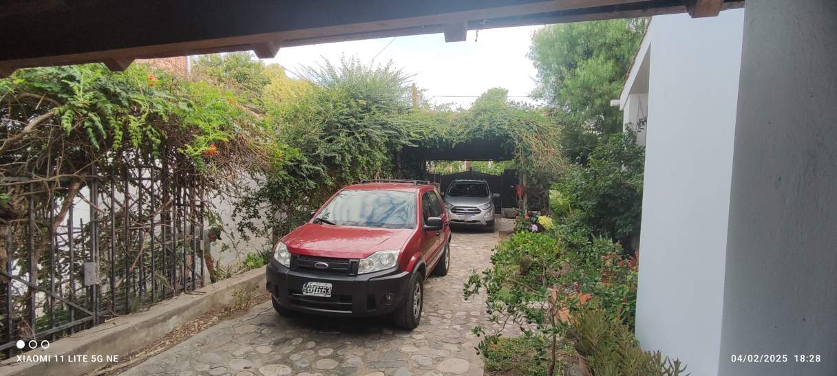 Casa en Quintas de Arguello con Pileta, Quincho y Cochera para 4 autos! (EXCEPCIONAL)