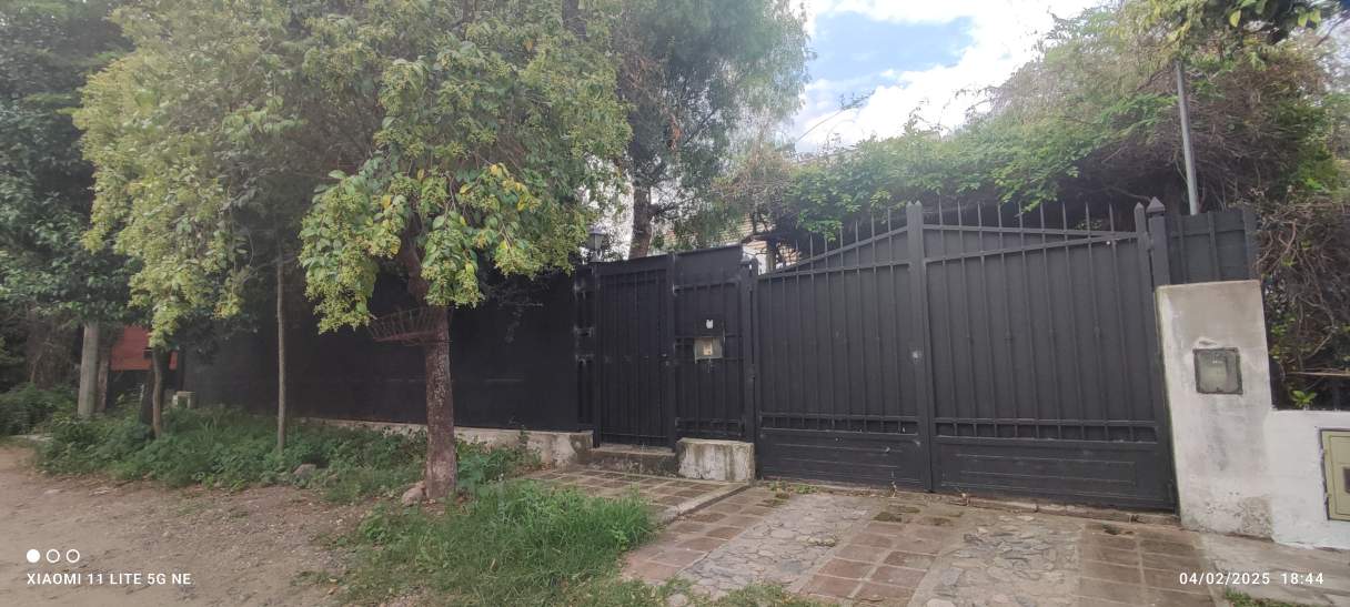 Casa en Quintas de Arguello con Pileta, Quincho y Cochera para 4 autos! (EXCEPCIONAL)