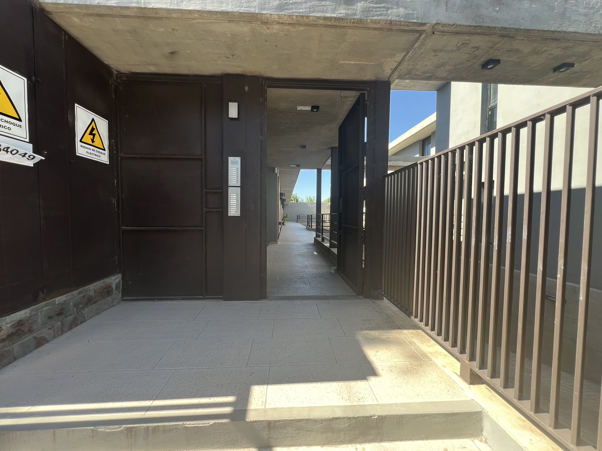 DPTO (DUPLEX) A ESTRENAR EN VENTA -HOUSING 2 DORMITORIOS 2 BAÑOS COCHERA PRIVADA- LA CALERA(CENTRO)