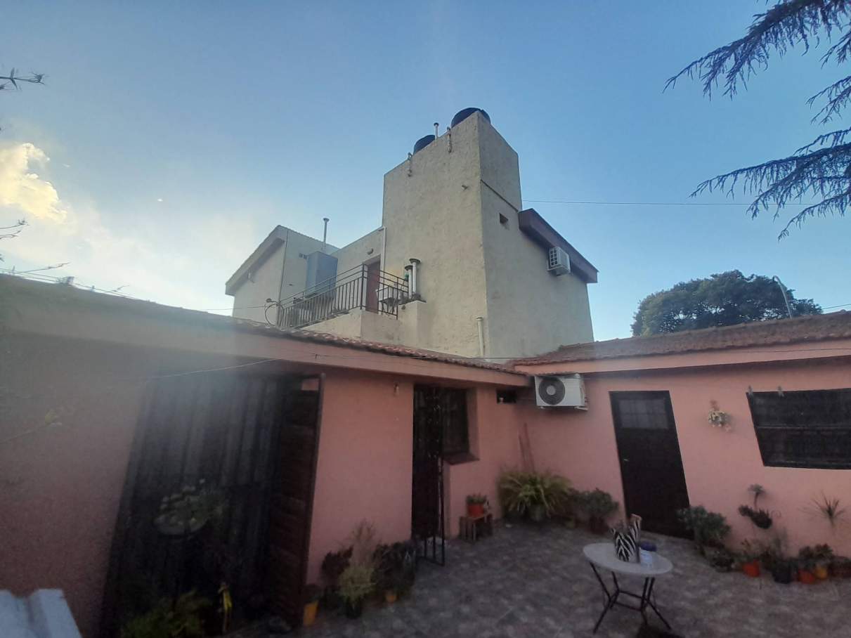 VENDO - CASA MAS DPTO. - POETA LUGONES