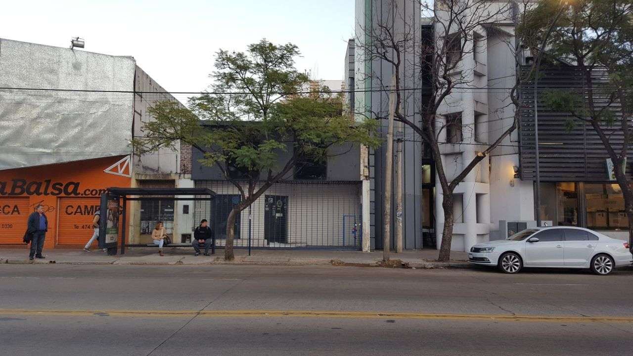 Avenida Santa Fe al 800 local  terreno colindante al Banco Cordoba con renta