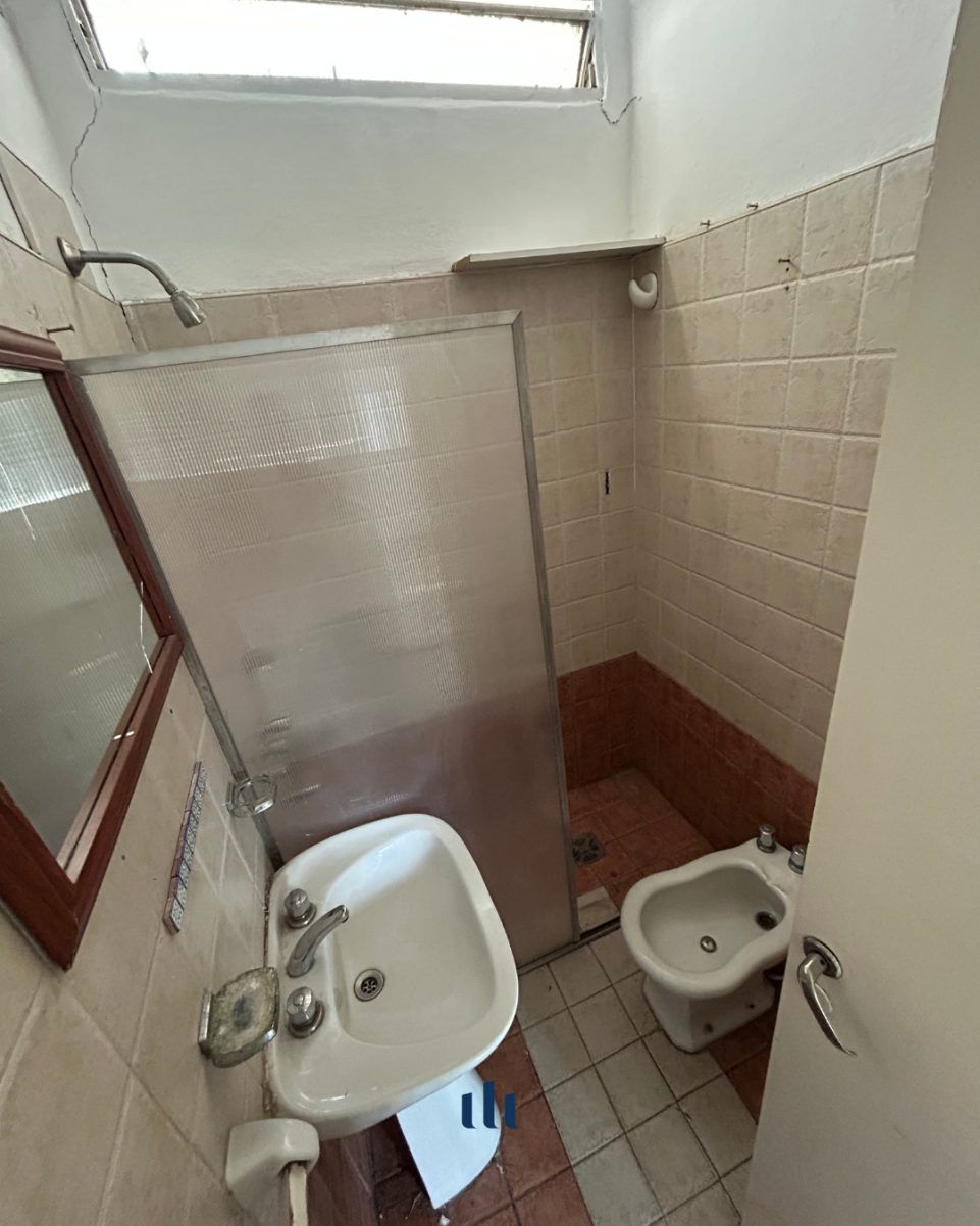 OPORTUNIDAD DE INVERSIÓN. CASA DE 5 DORMITORIOS EN VENTA. BARRIO QUEBRADA DE LAS ROSAS