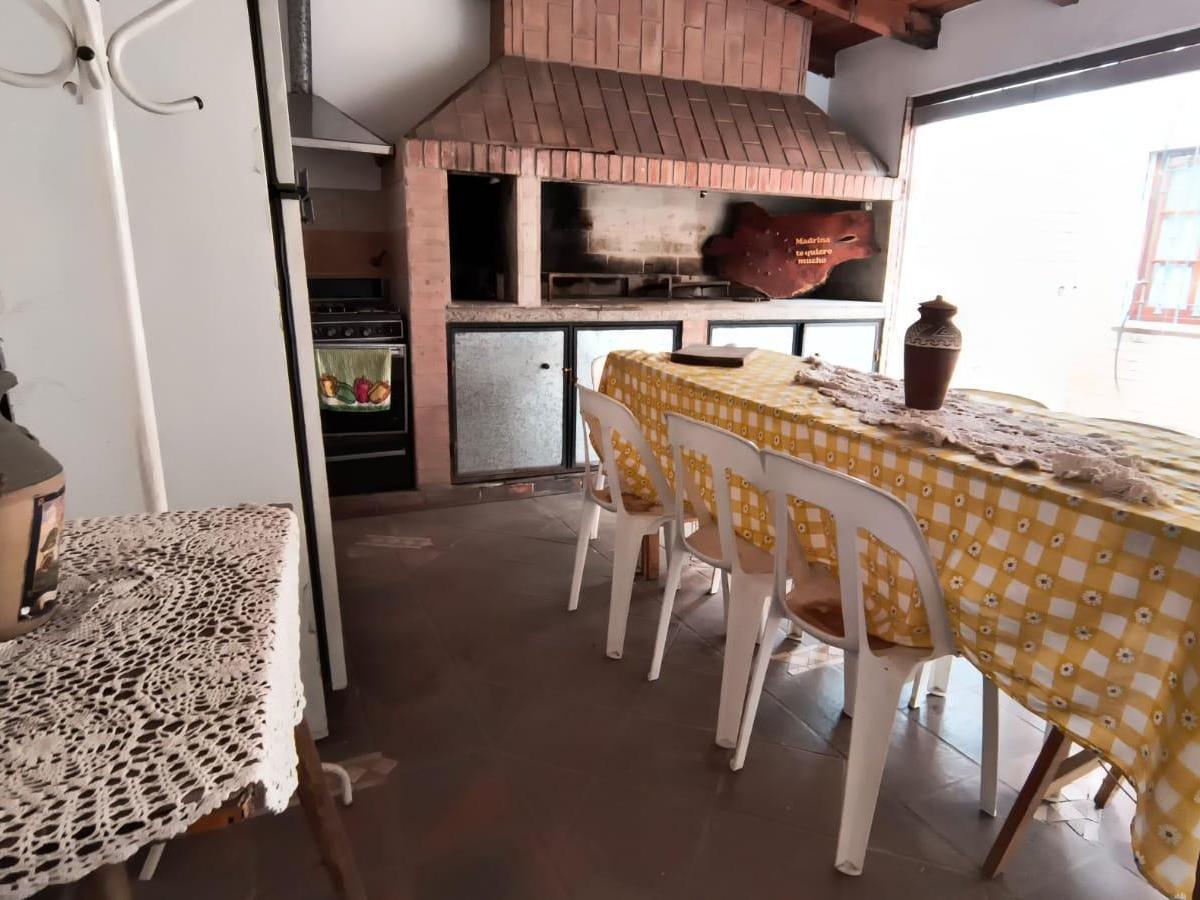 Colon: Asturias al 1800 casa de 3 dor muy buen estado