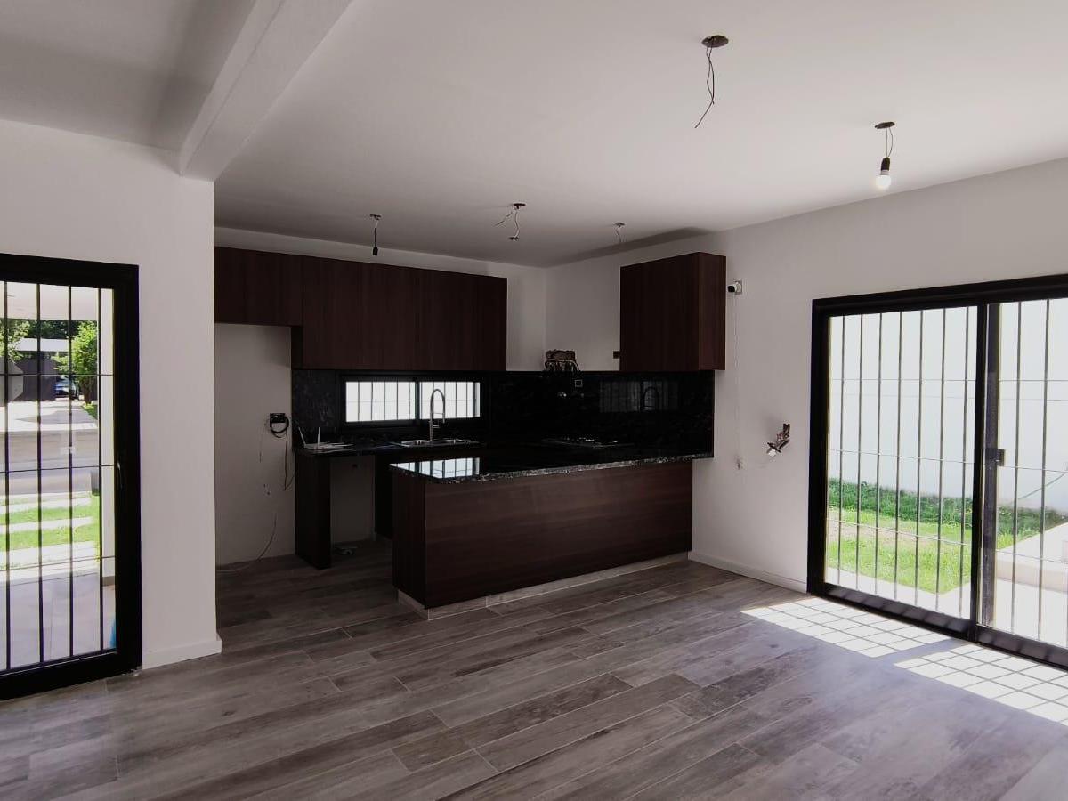 ARGUELLO: ZONA COLEGIOS 3 DOR C PILETA COCHERA TRIPLE CASA AMPLIA