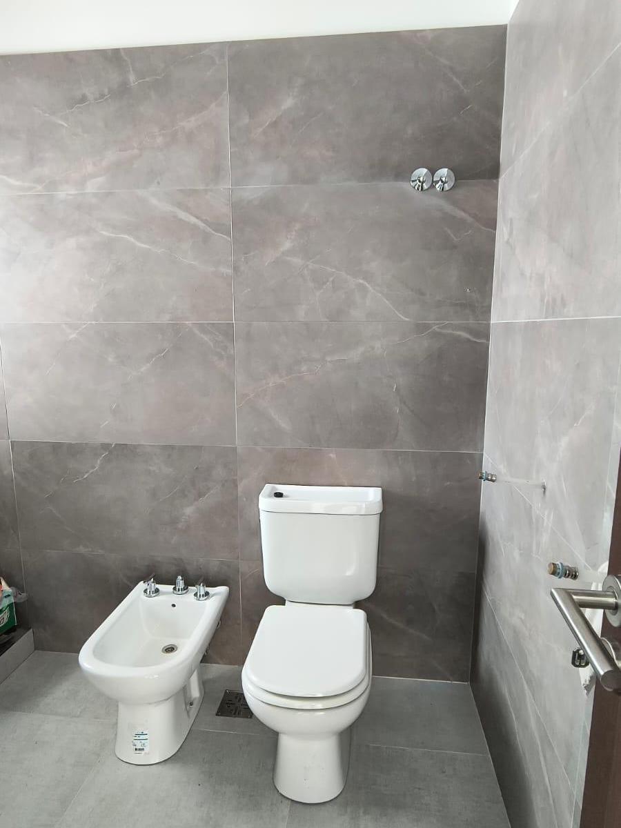 ARGUELLO: ZONA COLEGIOS 3 DOR C PILETA COCHERA TRIPLE CASA AMPLIA