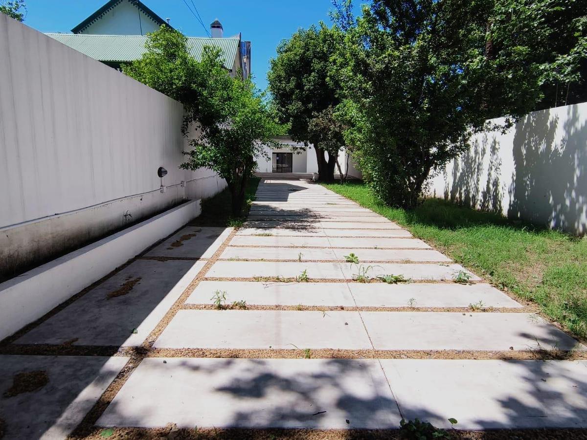 ARGUELLO: ZONA COLEGIOS 3 DOR C PILETA COCHERA TRIPLE CASA AMPLIA