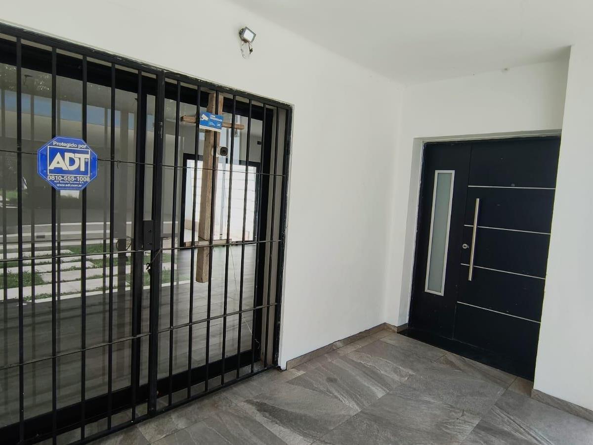 ARGUELLO: ZONA COLEGIOS 3 DOR C PILETA COCHERA TRIPLE CASA AMPLIA