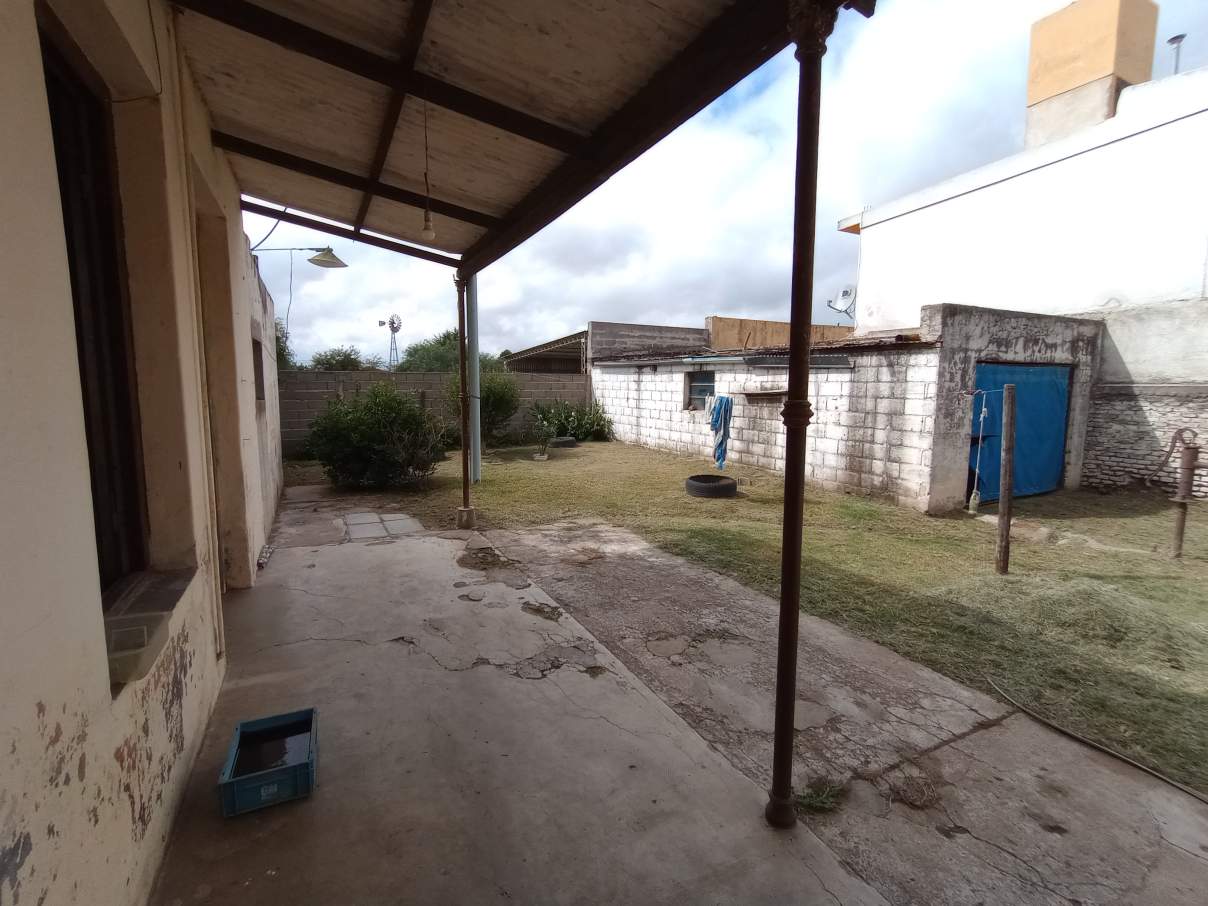 OPORTUNIDAD! SE VENDE CASONA EN CORONEL BAIGORRIA, 3 DORMITORIOS