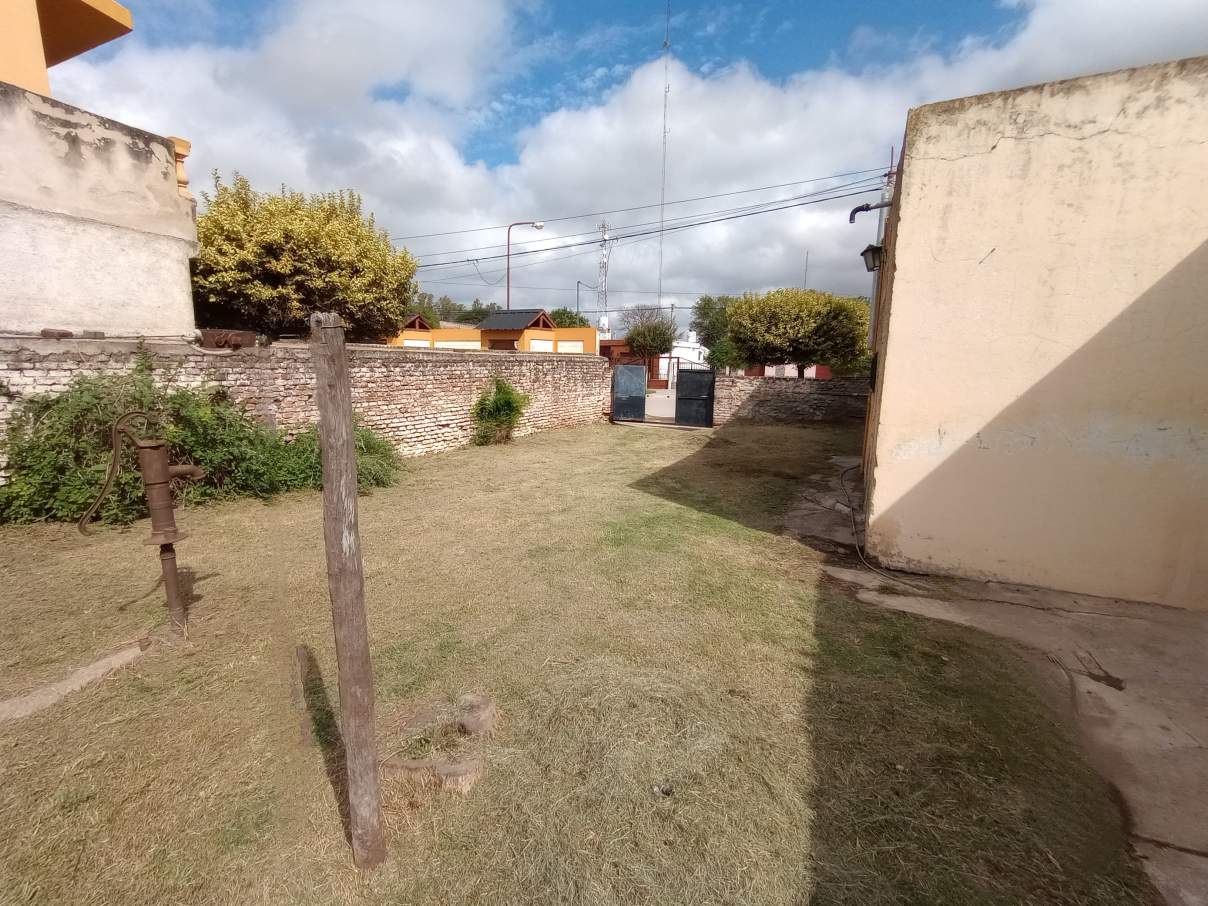 OPORTUNIDAD! SE VENDE CASONA EN CORONEL BAIGORRIA, 3 DORMITORIOS