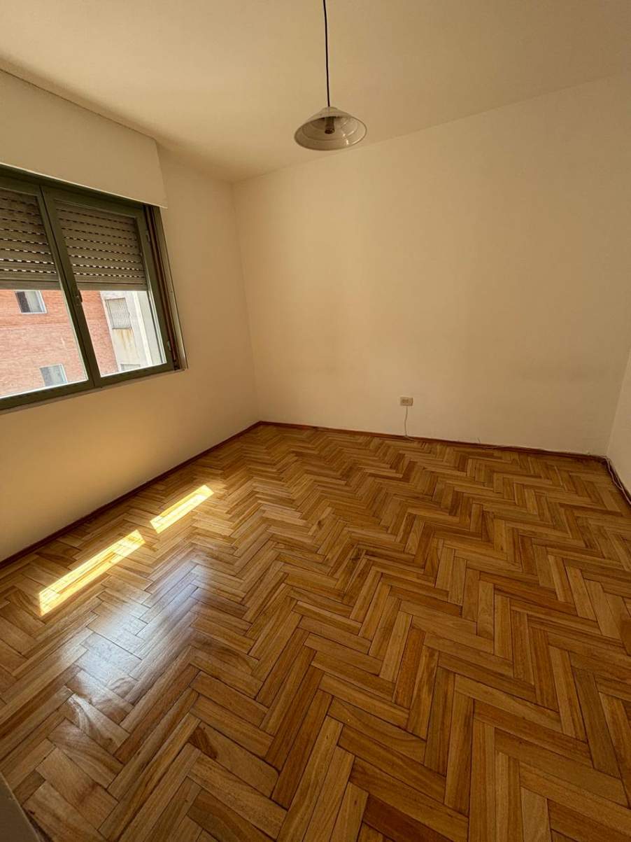 Se vende en excelente estado, dos dormitorios, a metros del Patio Olmos