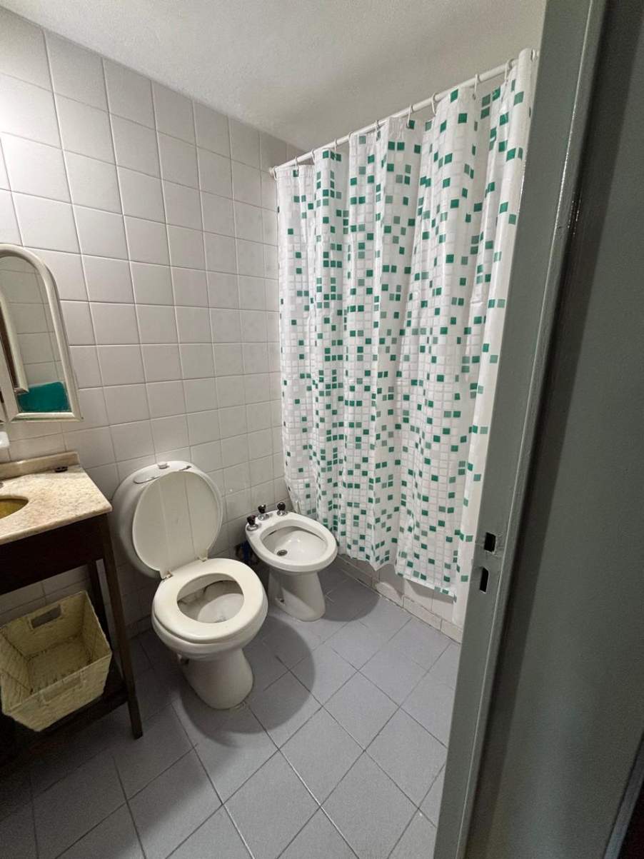 Se vende en excelente estado, dos dormitorios, a metros del Patio Olmos