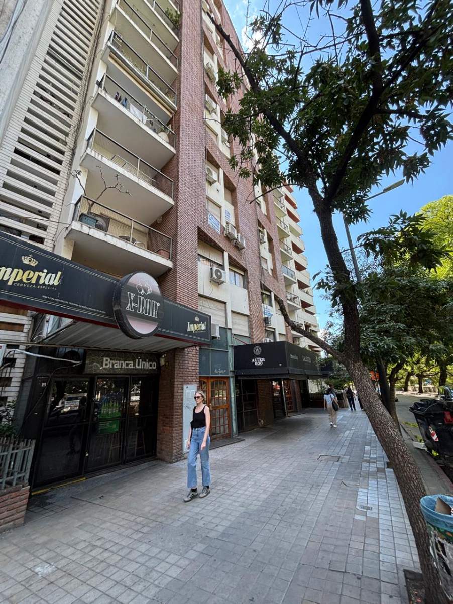 Se vende en excelente estado, dos dormitorios, a metros del Patio Olmos
