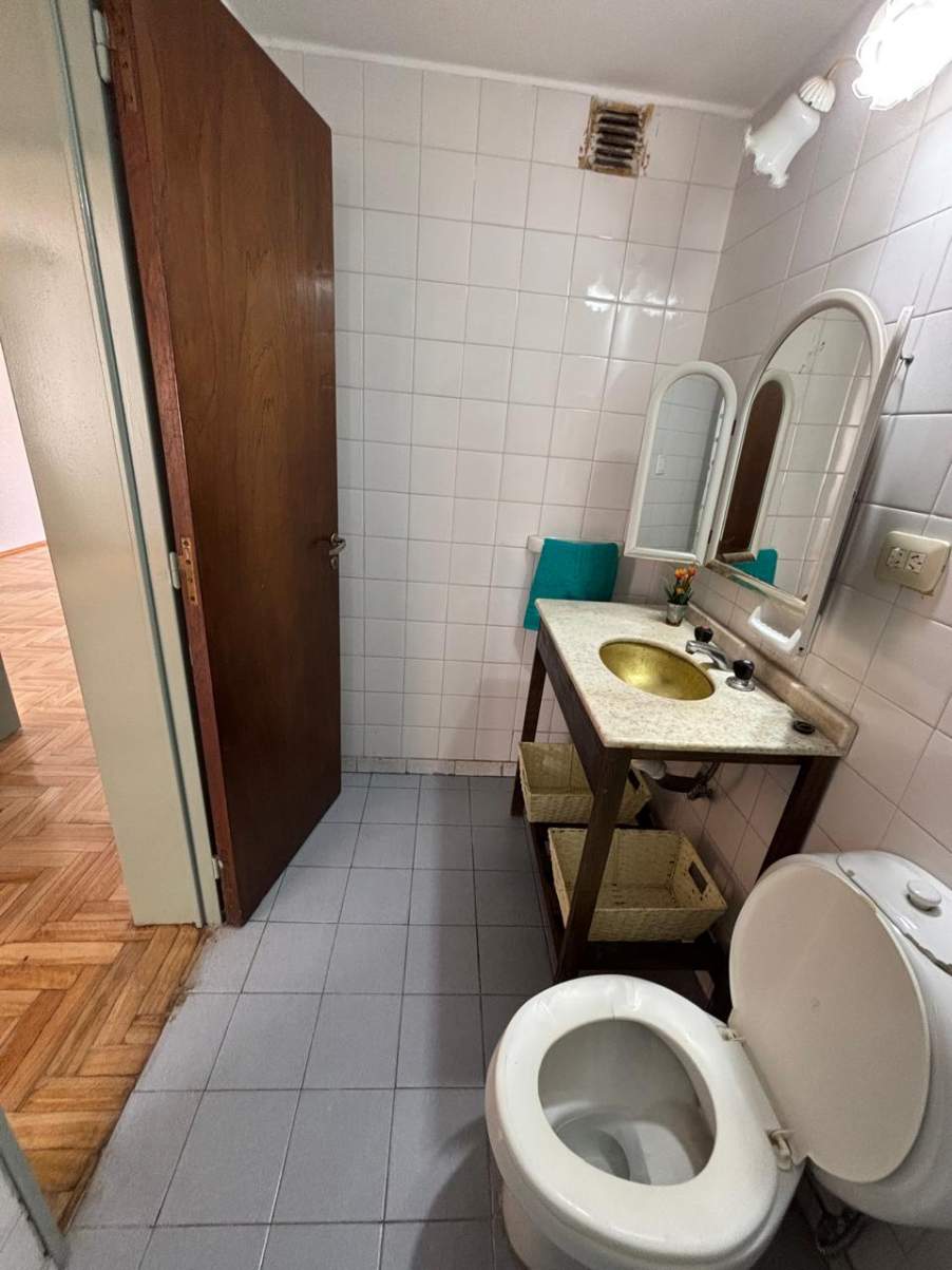 Se vende en excelente estado, dos dormitorios, a metros del Patio Olmos