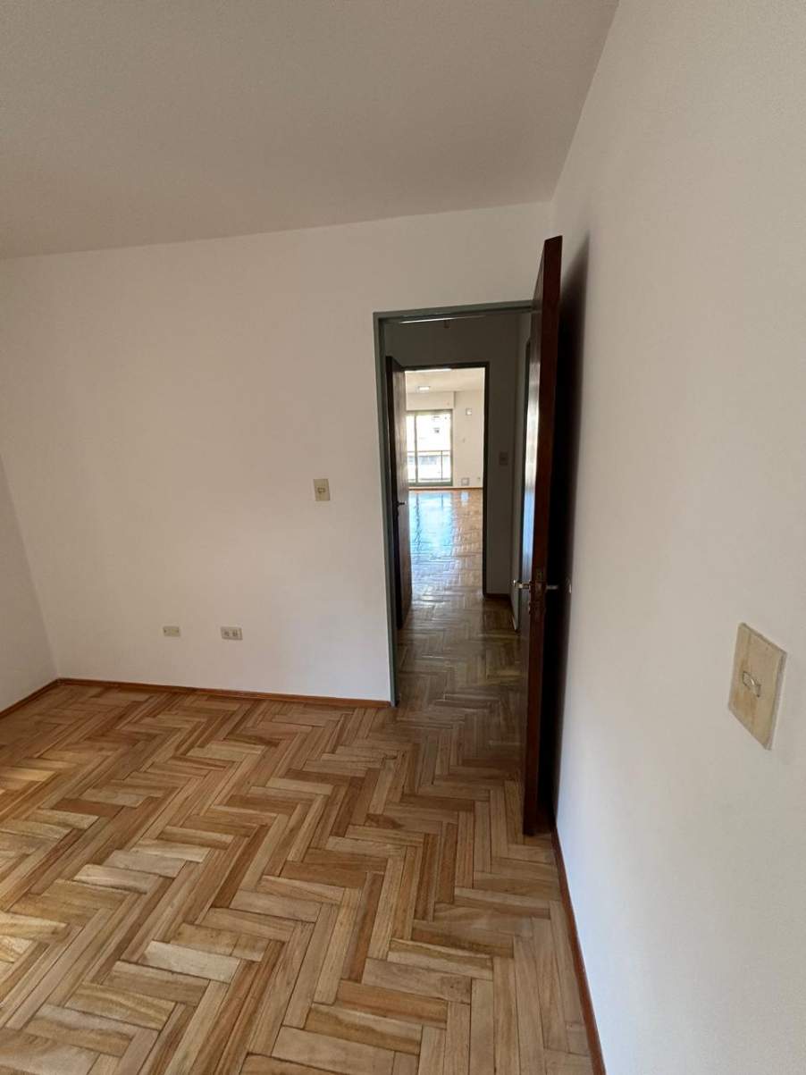 Se vende en excelente estado, dos dormitorios, a metros del Patio Olmos