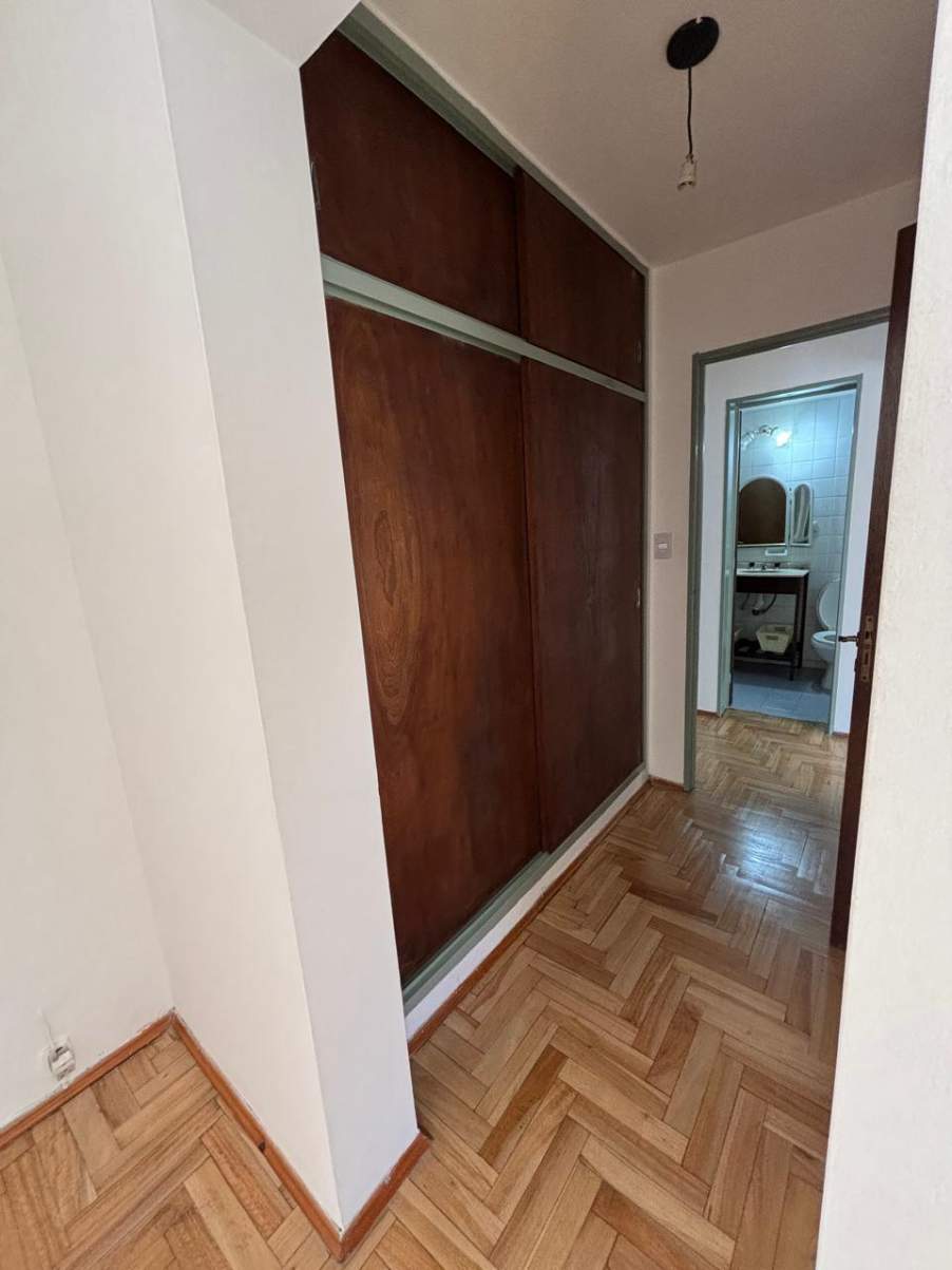 Se vende en excelente estado, dos dormitorios, a metros del Patio Olmos