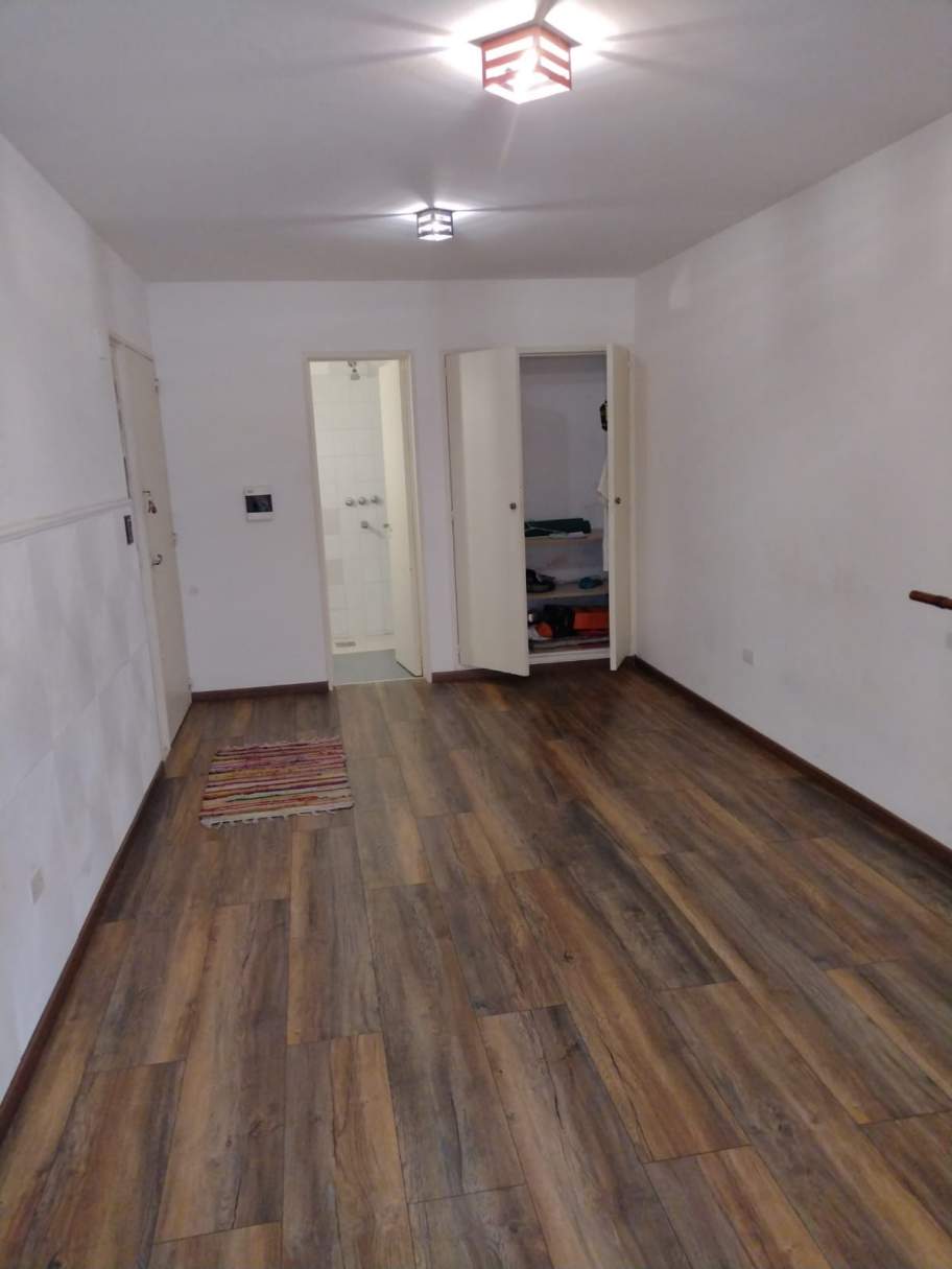 Monoambiente semi amoblado en alquiler con patio