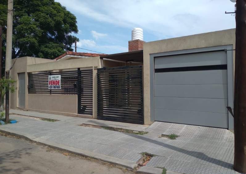 Casa 3 dorm. Ferroviario Mitre. Venta.