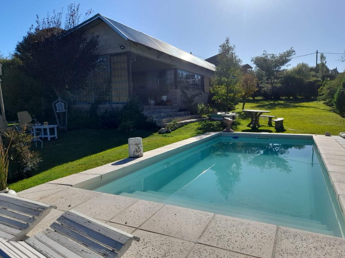 CASA EN VENTA  RETASADA EN SANTA MÓNICA.B SANTA TERESITA 4 AMB.  DEPENDENCIA Y PILETA