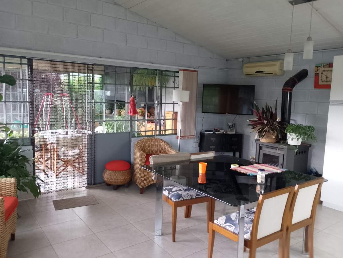 CASA EN VENTA  RETASADA EN SANTA MÓNICA.B SANTA TERESITA 4 AMB.  DEPENDENCIA Y PILETA